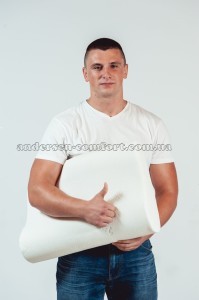SAW_7490 Павло з подушкою