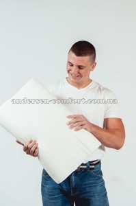 SAW_7493 Павло з подушкою